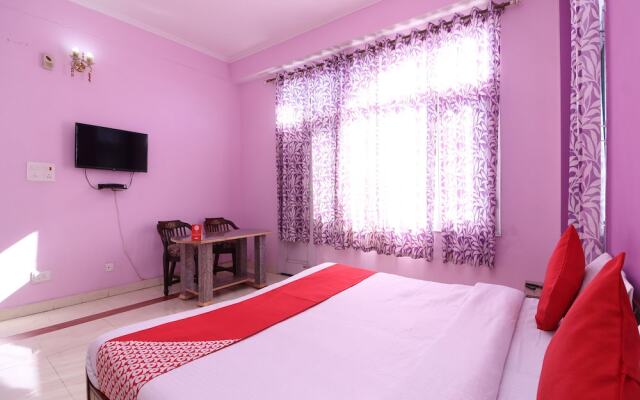 OYO 27694 Moksh Hotel