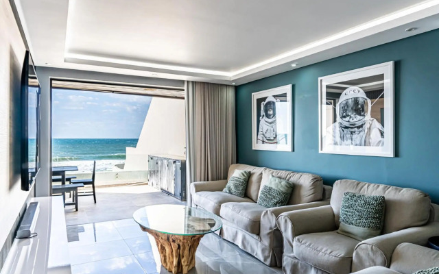 Luxurious 3 bedroom beach front apartment