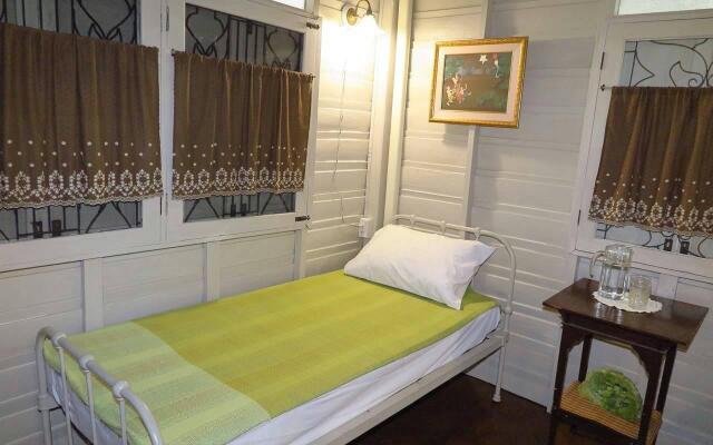 Siri Suvan at Rambuttri Guest House
