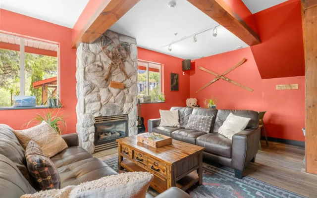 Squamish Adventure Inn & Hostel