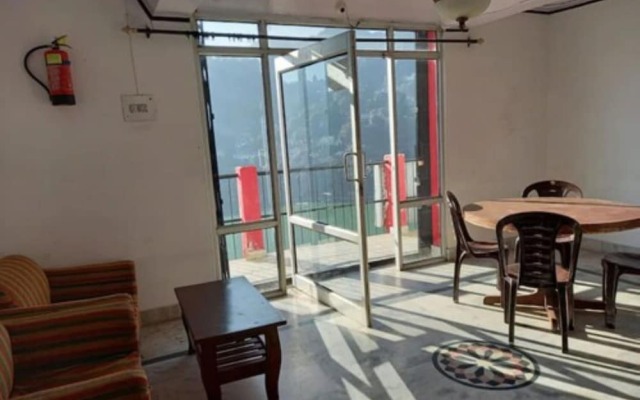 Goroomgo Chinar Lake View Nainital