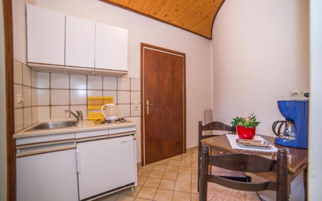 Apartments Pahljina 2885