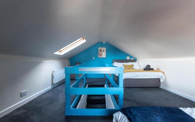 6 bed Residential home with Parking