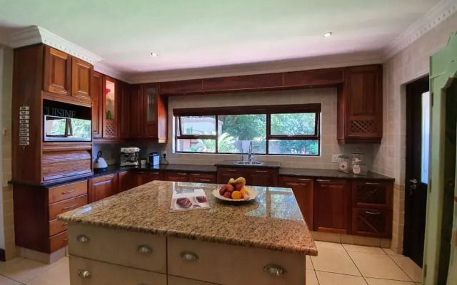 Or Tambo Airport Holiday Home