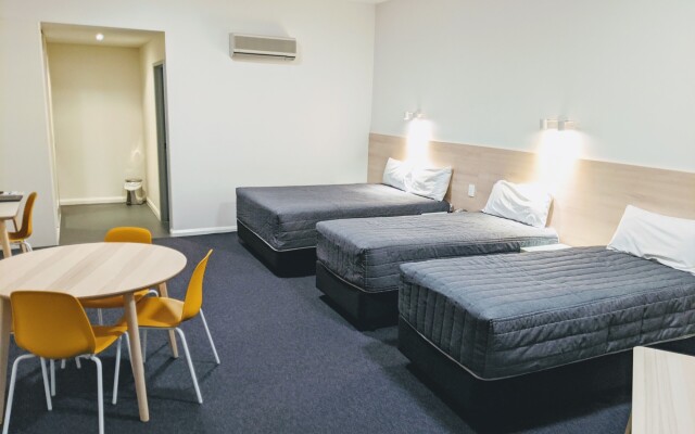 Mayfair Plaza Motel