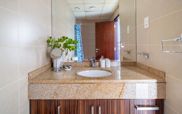 Stylish Studio Apartment in JLT With Lake Views!