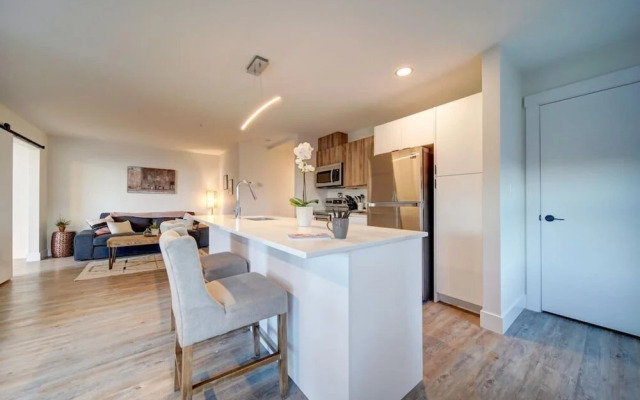 Stylish Modern Condo w Parking Location Coffee