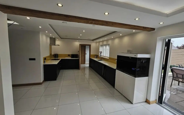 Modern, Large Open Plan 4 bed Property in Abergele