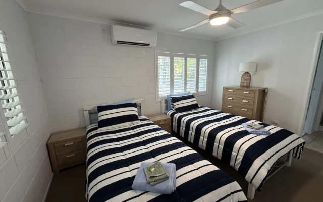The Palms - Beach Retreat With Pool, Garden, BBQ – Guest Rooms – Toogoom