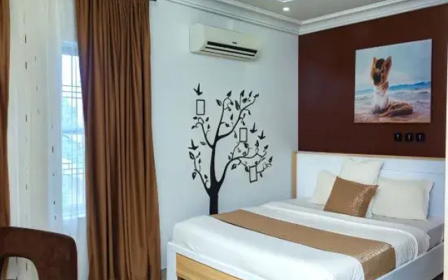 The Point Hotel & Suites