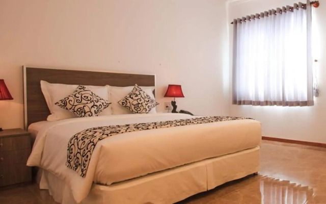 Den Long Do Hotel & Restaurant