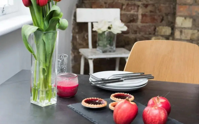 Beautiful And Central 2BR Loft Apartment