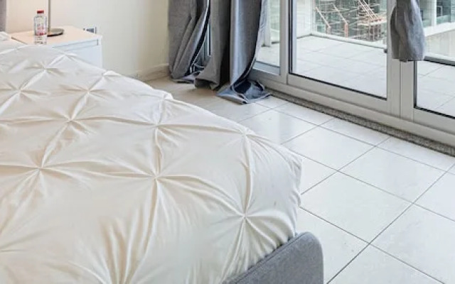 HomesGetaway- 1BR in JLT Lake Views