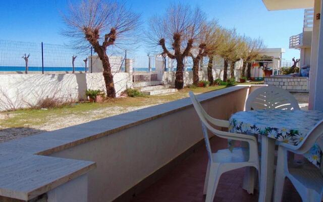 M263 - Marcelli, trilocale con portico fronte mare