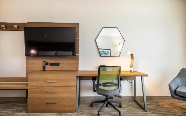 Holiday Inn Express & Suites San Jose Silicon Valley, an IHG Hotel