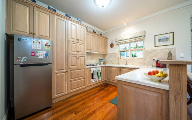 Glenelg Beach Stylish 2 Story Townhouse Sea View