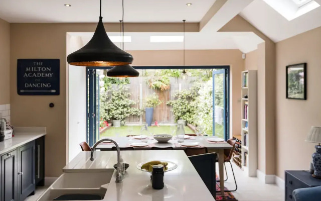 Spectacular Shepherds Bush Home Close to Westfield