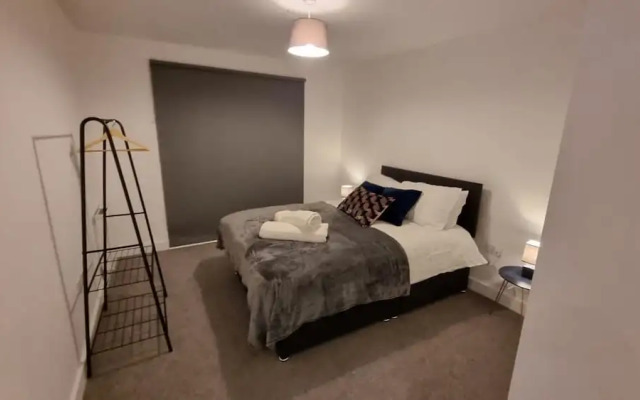 Balcony View Apartment- Sleeps 5 & Private Parking