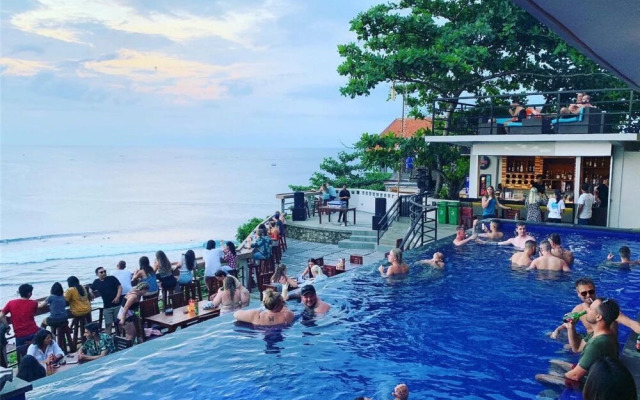 LaBomie Uluwatu