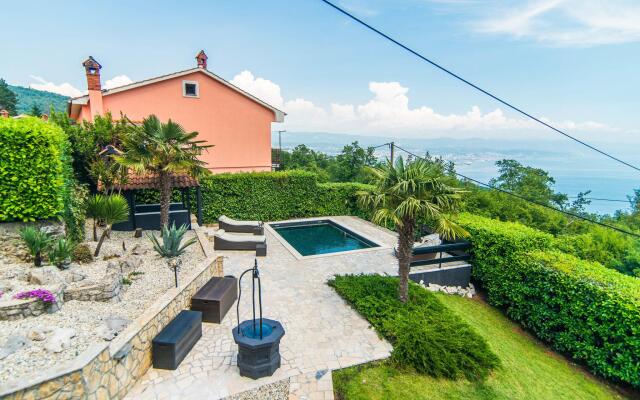 Authentic holiday house with private pool and sea view