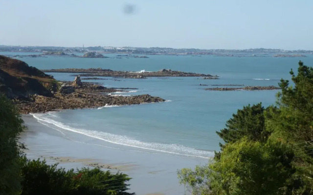 Beautiful Family Holiday Home in Diben, Plougasnou