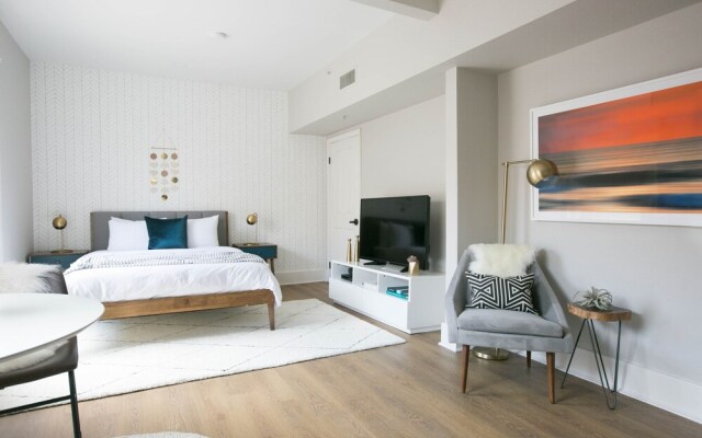Chic Gaslamp Quarter Suites by Sonder