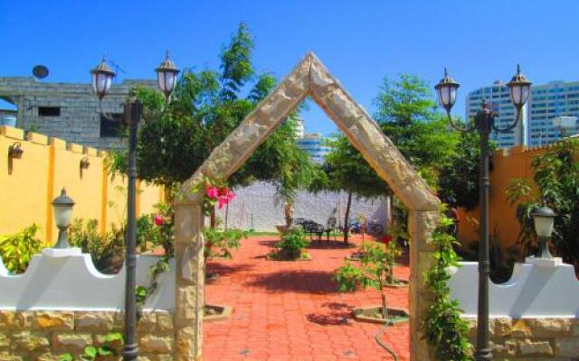 Big Ralph's Hostal & Restaurant