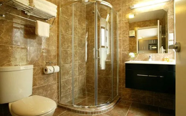 Quality Suites Alexander Inn