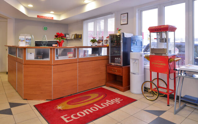 Econo Lodge Inn & Suites