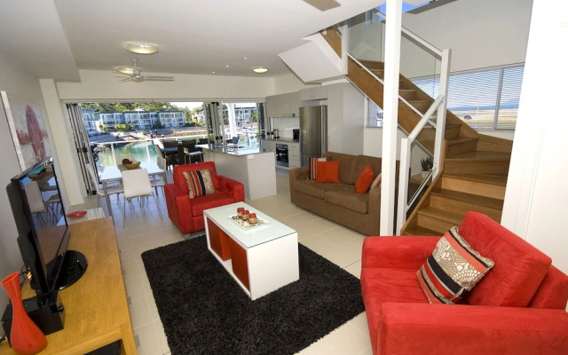 Beachside Magnetic Harbour Holiday Apartments