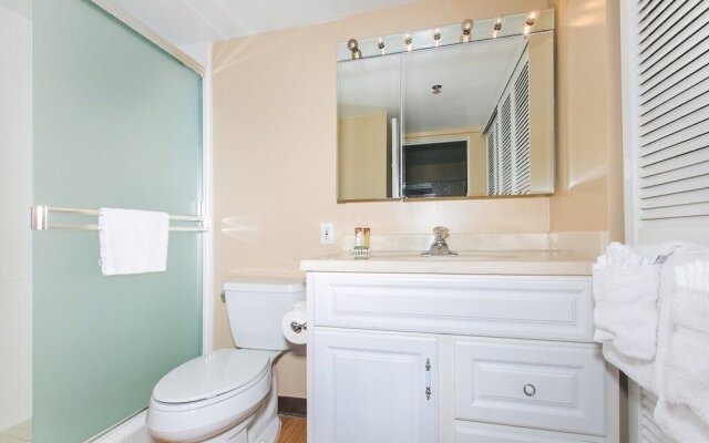 Fully Furnished Ilikai Tower 525 Condo With Free Wifi, Near Best Waikiki Beaches! by RedAwning