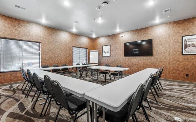 Cobblestone Hotel & Suites - Central Wisconsin Airport