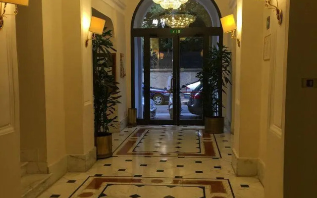 Raeli Hotel Lux