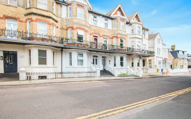 OYO The Lodge Bournemouth