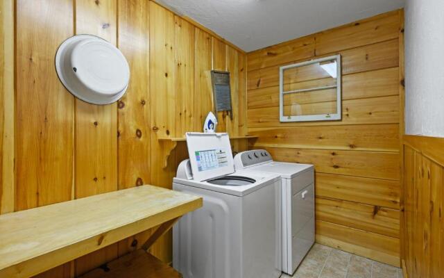 A Wolf's Den Gatlinburg