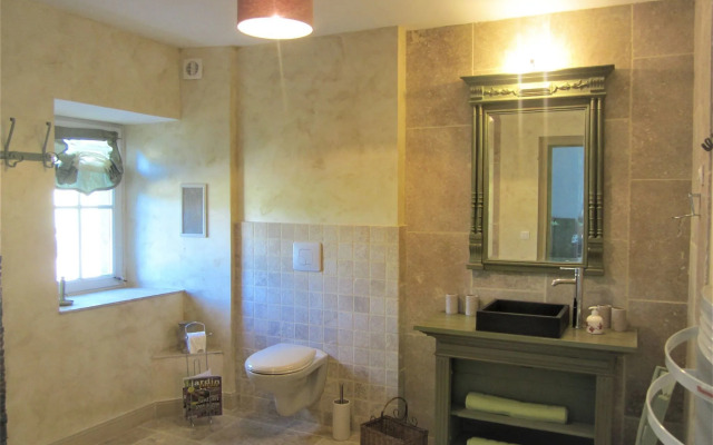 Le Manoir Aux Douves