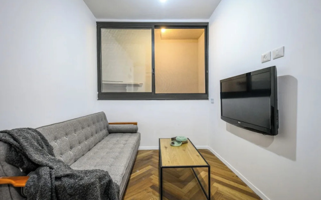 Stylish 3BR Apt with Patio in the City