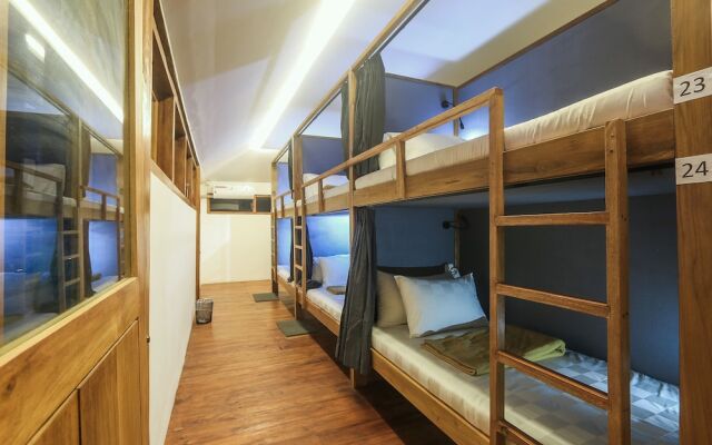 Green Hill Bed Station - Hostel