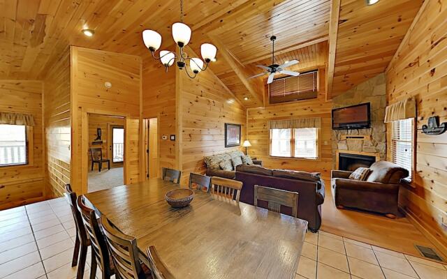 Gatlinburg Falls W/ Hot Tub & Big Views! 2 Bedroom Cabin