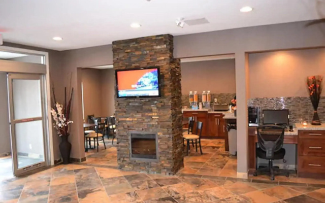 Carlyle Western Star Inn & Suites