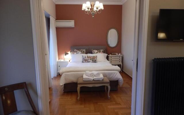 Athens-Plaka, Peter’s beautiful apartment in Temple of Zeus