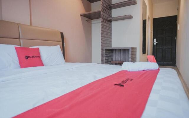 RedDoorz Plus near Ferry Terminal Batam Center