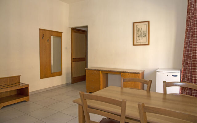 Dragonara Court