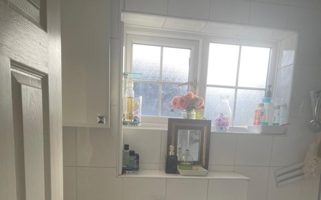 3-bed House Sleeps 4 With Free Parking