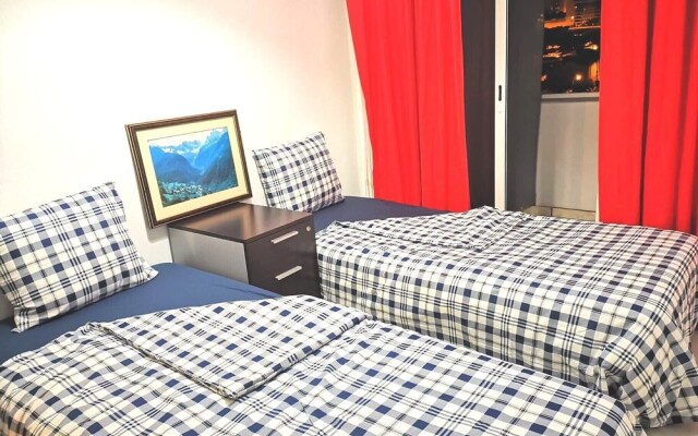 Twin Beds Bedroom Sharing, Wifi and Ac, 300 Meters From Station