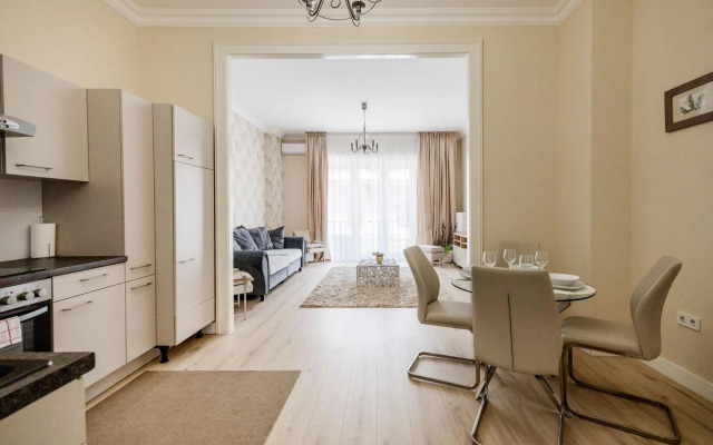 De Luxe 1-bedroom, 2-bathroom Condo in the Center