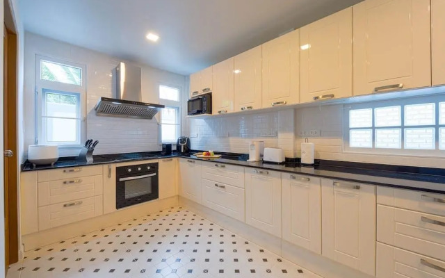 5 Bedroom Pool Villa In City Center- Bv1