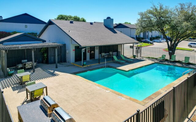 6 Mi to At&t Stadium: Grand Prairie Apt w/ Balcony