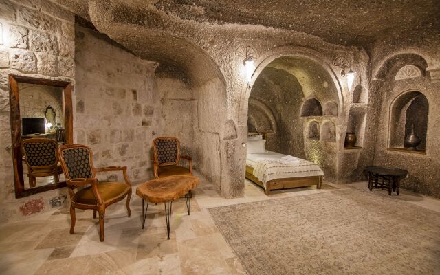 Hera Cave Suites