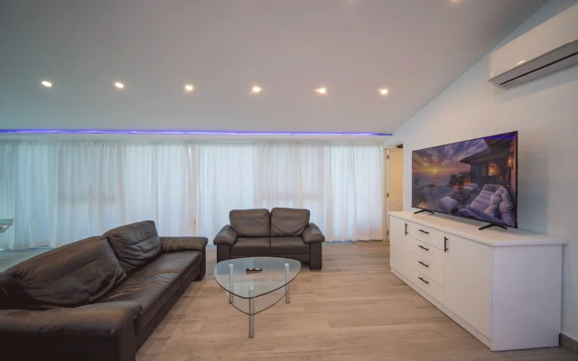 3BR Luxury Penthouse, 300m From Beach!